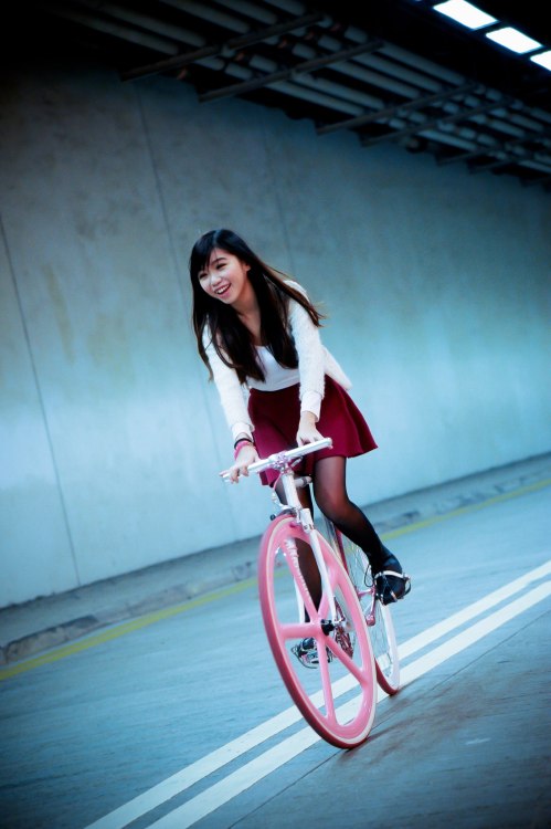 sexycyclists: ljiaming:  From the Fixielicious Hong Kong Fixed Gear Girl crew.我嘅女神 <3 *-*  SKIRT 