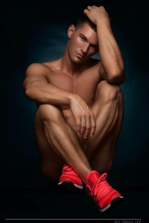 Pfow! Hot guy just wearing sneakers:) porn pictures