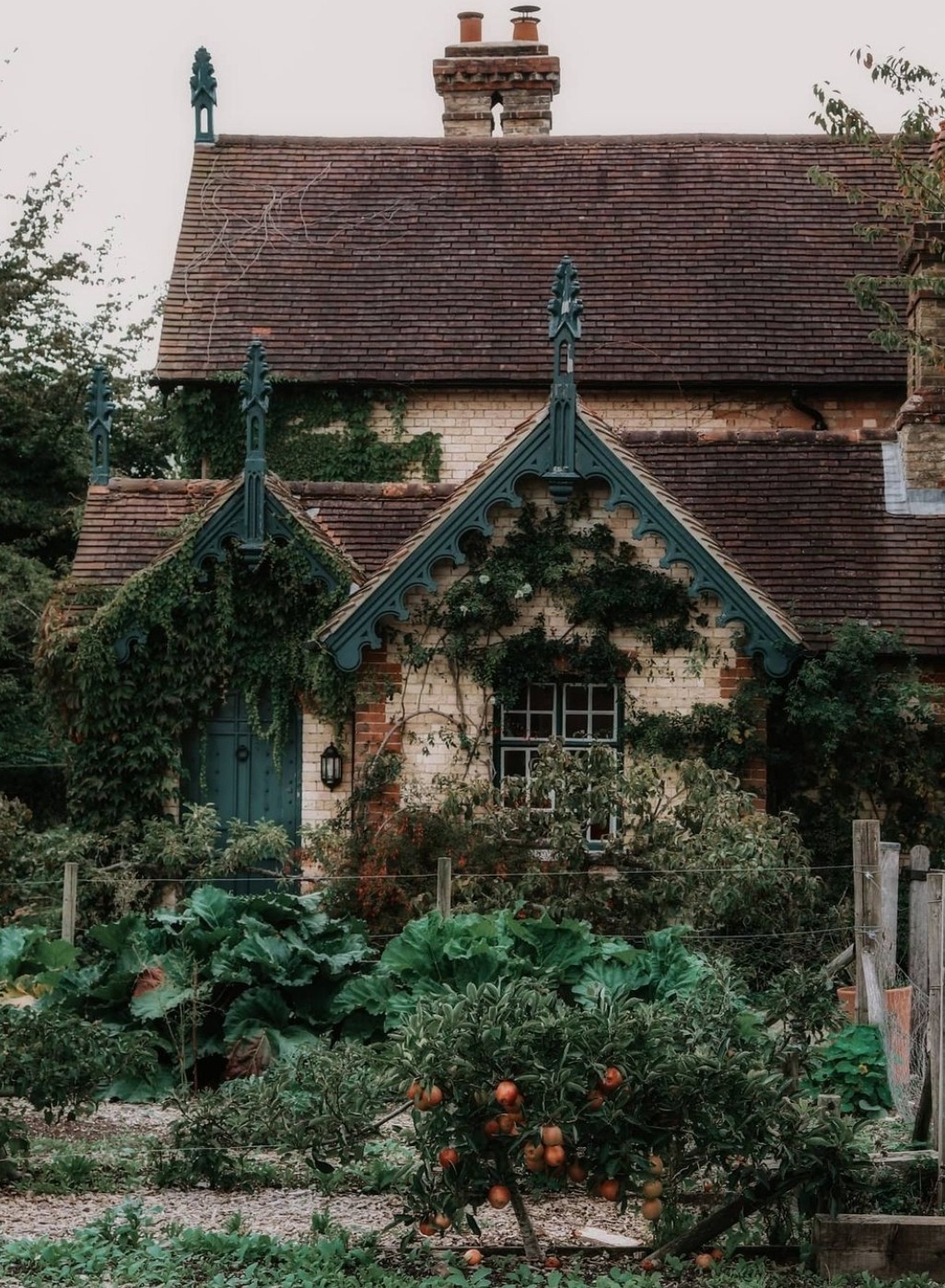 enchantedengland:    Polesden Lacey gardener’s cottage and garden. (@wander_linaa IG)