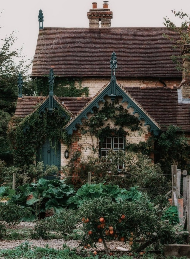 enchantedengland:    Polesden Lacey gardener’s cottage and garden. (@wander_linaa IG)