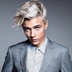 cuteboys-hotguys:  Lucky blue smith 😍🙏