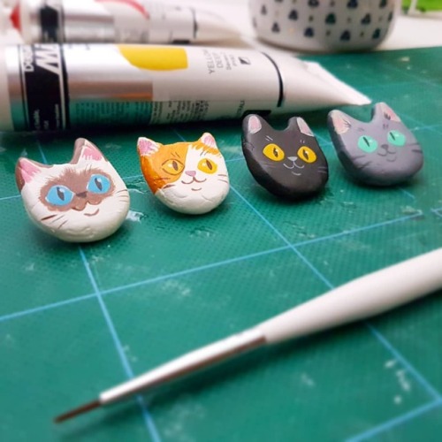 Kitty pins!!!Oh gosh what cuties, I had a lot of fun painting these handsome little faces  Which one