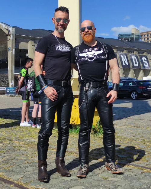 Cowboy boots in magic sun in Antwerp! Enjoy the series of darklands pics !  #gaycouples #sunny #sunl