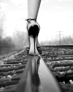 Themagicboots:  Sinfulsub:  I Enjoy The Thrill Of Living On The Edge.   Awesome Picture !