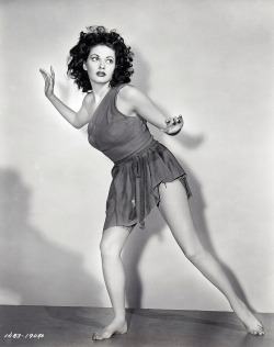  Yvonne De Carlo - c.1947 (by thetag1) 