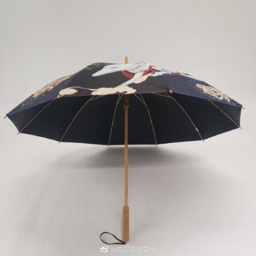 fuckyeahchinesefashion:chinese divine beast  jiu-wei-hu 九尾狐（nine tail fox）umbrella