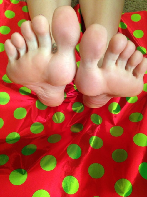 shellssoles:  Merry Xmas!!! #soles #sexyfeet #lickabletoes #teenfeet #cumsoles