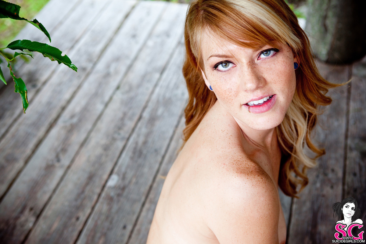 thedarksideofgruff:   Boom - Emerald  Click Here For More Suicide girls  