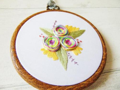 Flower Embroidery //TheFlossyStitch