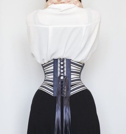 aladyandhercorset:Cute ribbon corset by the delightful Unisex Peanuts Corsetry