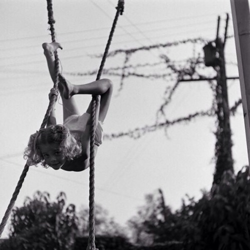 Natalie Wood by Martha Holmes 1945  v/ @4lrcc