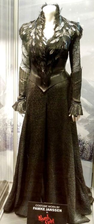 theladylillibet:celticruinsdesigns:thranduilfanfictioner:Woodland Realm attire fit for an earthy, wa