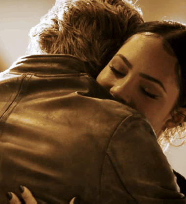 macgyvergifs:4.04 // 5.10 If there was a “best hug award” these 2 would win it every year!