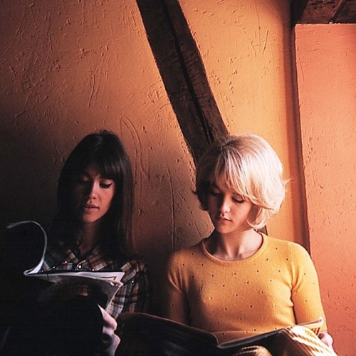  Françoise Hardy & Sylvie Vartan photographiées par Jean-Marie Périer. 