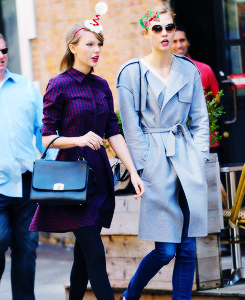 taylorswift:  outsofthewoods:  The tallest Christmas elves in the world.   This will