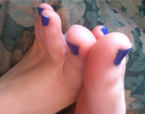 kissabletoes: Happy Toesday! Who missed my long legs & sexy toes?