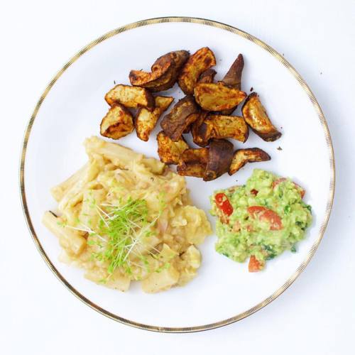 Savoy Risotto with rosted Topinambour and Guacamole  Zu dem Schwarzwurzel-Wirsing-Risotto gab’