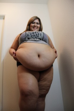 bigcutieluscious:blurry outtake from my weigh in set. i love how fat my legs have gotten!!
