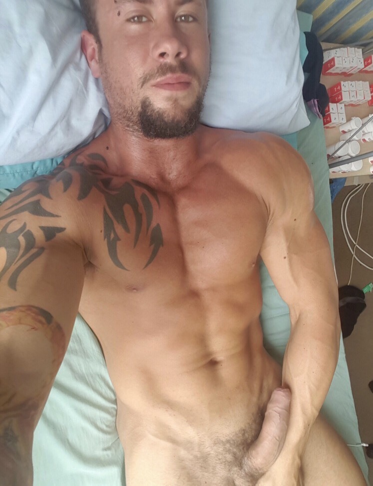 beckyj80:  Looks who’s back, everyone’s favourite muscle fuck boy Lenny!!   Contact