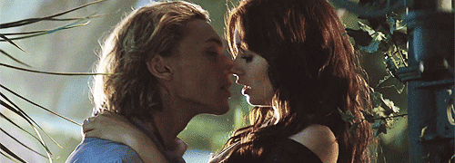 notjustyouraveragefangirl:  why can’t i be kissed like that like srsly, that kiss