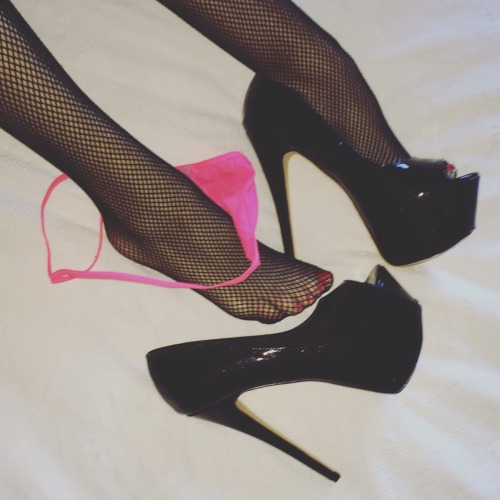 sexyvictoriax:  #lingerie #sexyshoes #sensuality #mystery #suave #softsoles #higharches 