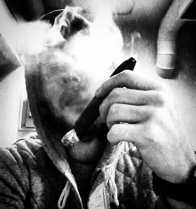 oregonleatherboy:     I dont support smoking, but visually I think it is really aesthetically