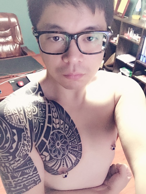 piercednipples: magiczaft:  in office  Always a++