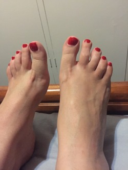 feetlover79:  wife sexy red toes