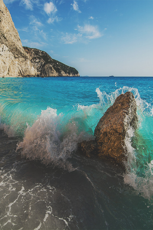 earthlycreations:  Rocks vs Waves by Vladimir Matovic   x