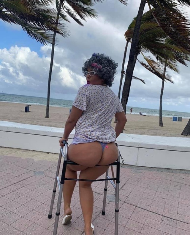 https://64.media.tumblr.com/82bfb39a655cb5f05e74c4275dd2f8e3/648a93e5d73e0714-73/s640x960/cb2820f2da6069f6d8102fa1369cbdd9cb6dd70e.jpg