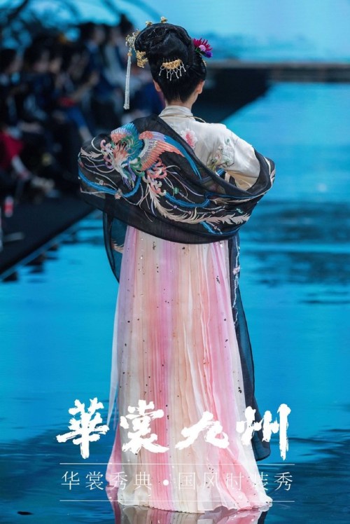 dressesofchina:HuaShangJiuZhou Dec. 2018 fashion show. Full show here.