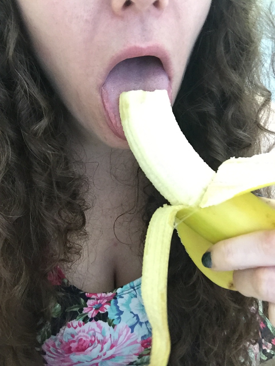 msjigglypuffs:  Sitting at the front desk at work today and having fun with a banana!