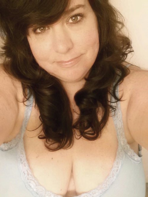 I love her eyes.  So many pillowgirls have such sexy eyes!