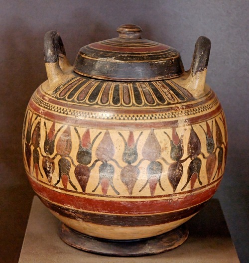 Corinthian black-figure pyxis decorated with lotus blossoms.  Artist unknown; ca. 550 BCE. 