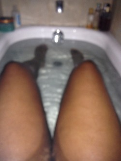 beam-meh-up-scotty:  I love baths, and my thighs, and my stomach, and my vanilla scented candle.