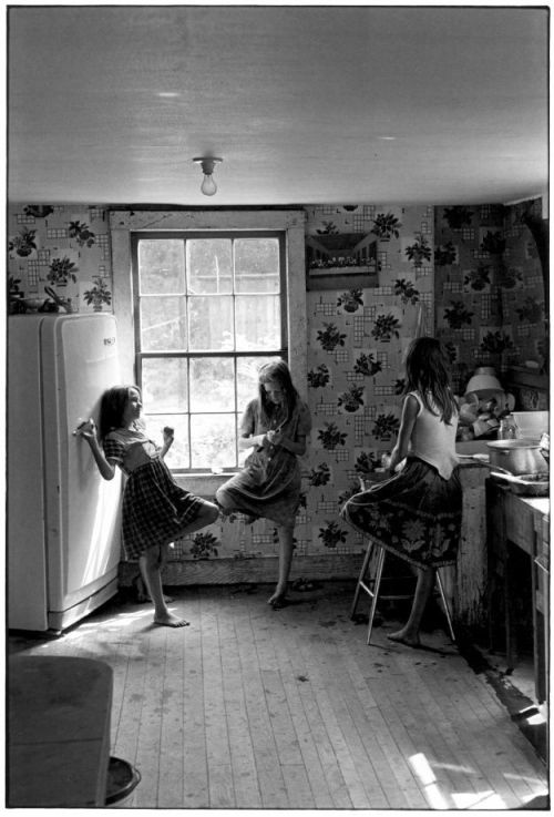 Three girls in a kitchen, William Gedney, 1964