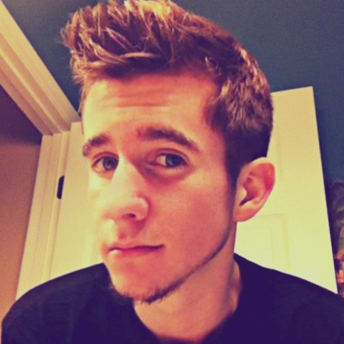 atomarxculo:  Pueden encontrarlo aqui : brandon100193.tumblr.com  ¡Me lo follaba bien a gusto!