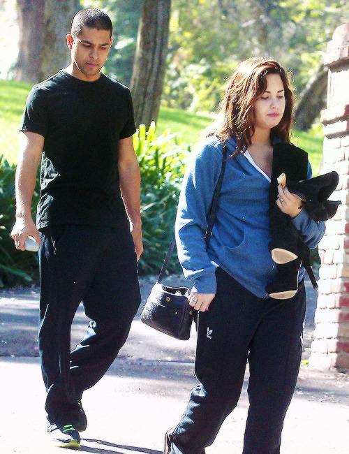 @ddlovato: Find someone who finds you beautiful with no makeup while wearing sweatpants&hellip; 