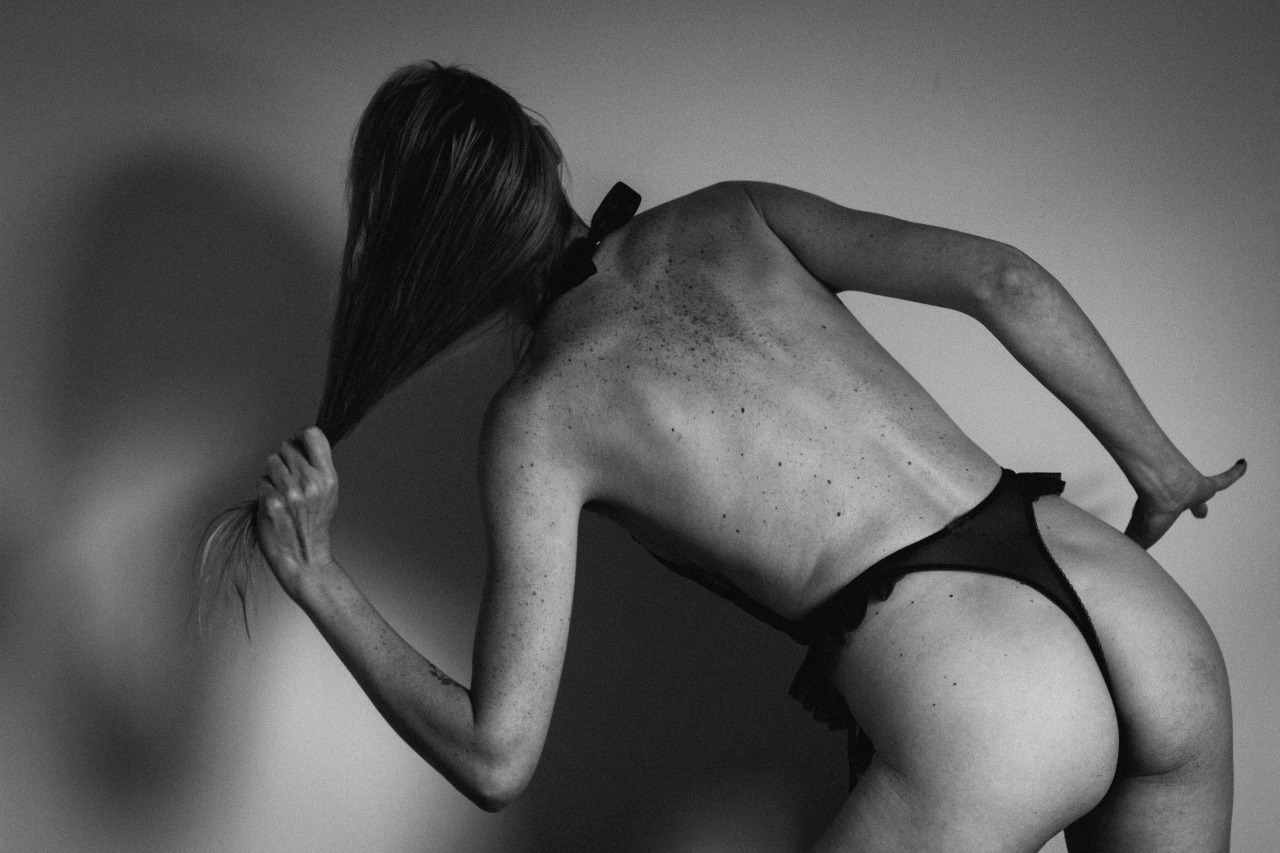 sugarmagnohlia:  pull me out (self portrait) 