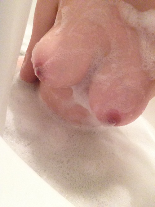 idkjusthornyandbored:  here, have some bath pics 