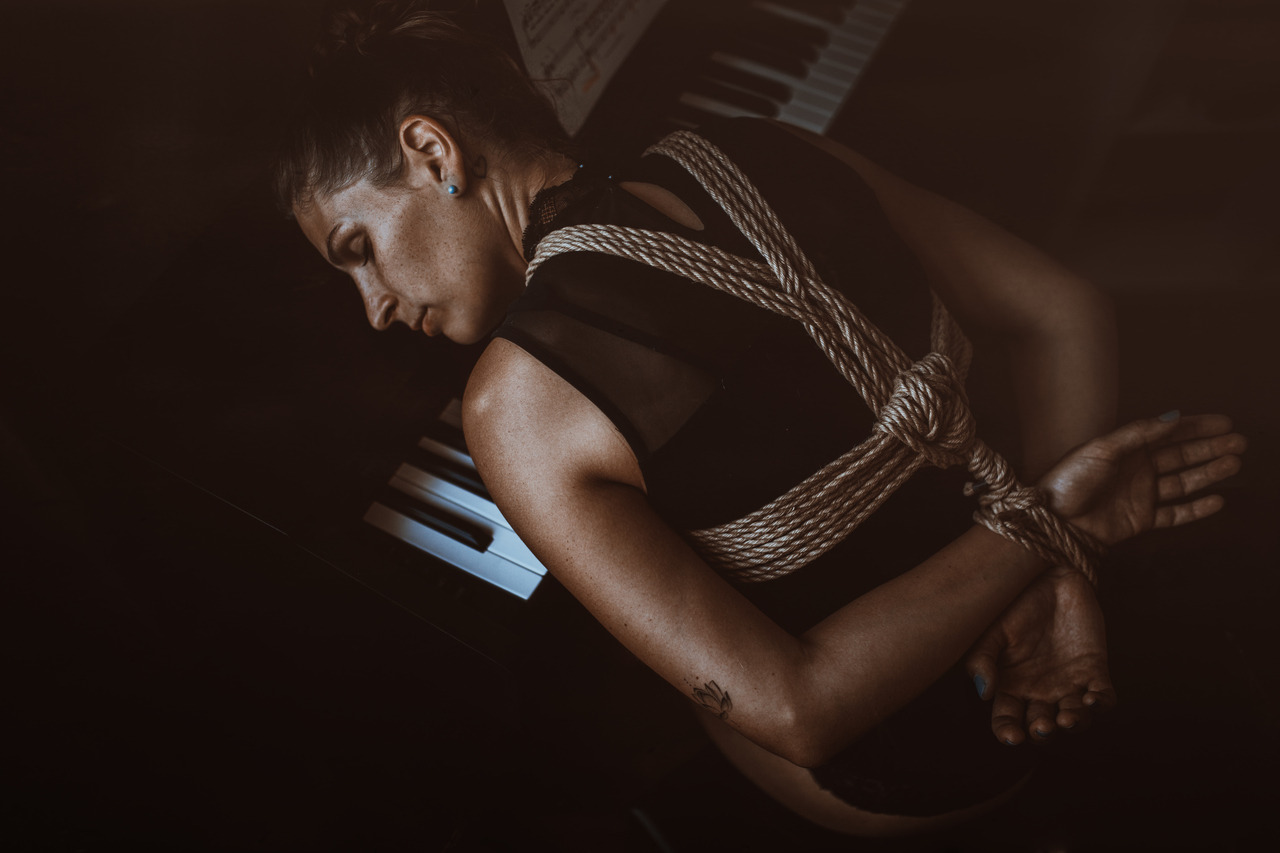 elenastrawberry:bound with music