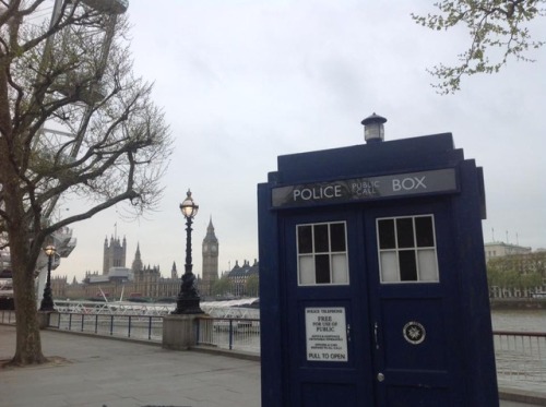 charlesrengel: Stwven Moffat, Peter Capaldi and Pearl Mackie on a “Doctor Who” promotion at London’s