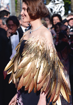 pianodream:manticoreimaginary:Laetitia Casta, Cannes Film Festival (May 26, 2013)wow holy fuck