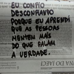 cafajestandu:  Eu confio desconfiando porque aprendi que as pessoas mentem mais do que falam a verdade.  