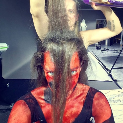 #normaldayatwork with @heikeuspenski_makeupartist #red #bodypaint #witch #witchtobe #behindthescenes