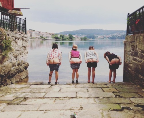 MOONING | BUTTS These girls are having a very #cheeky afternoon in #spain! Thanks for the #anonymous