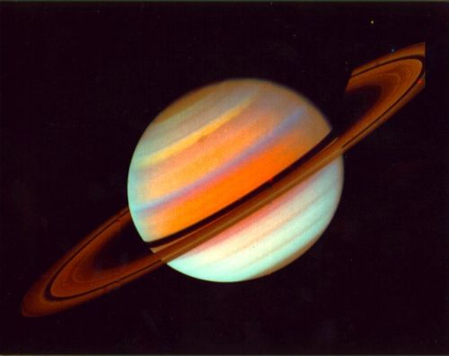 feneceis:  The planet Saturn, photographed by the Voyager 1 space probe on October 18, 1980. (NASA) 