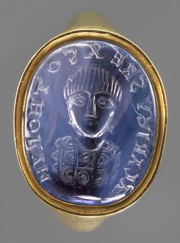 artofthedarkages:A seal ring with an intaglio frontal bust of Alaric II, King of the Visigoths, in m