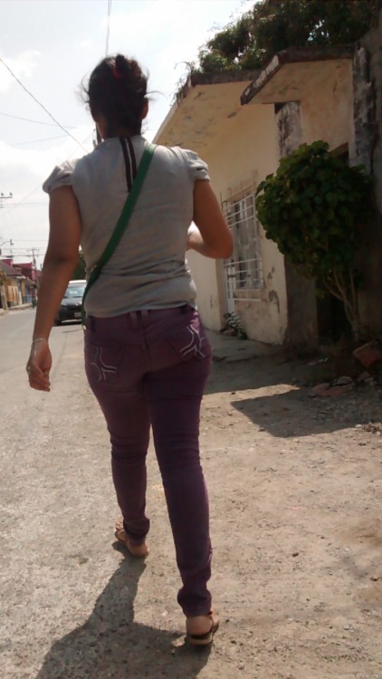 girlsintightjeans: La misma hermosa chica en jeans morado