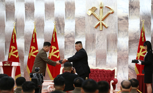 Supreme Leader Kim Jong Un Confers &ldquo;Paektusan&rdquo; Commemorative Pistols on Leading Commandi